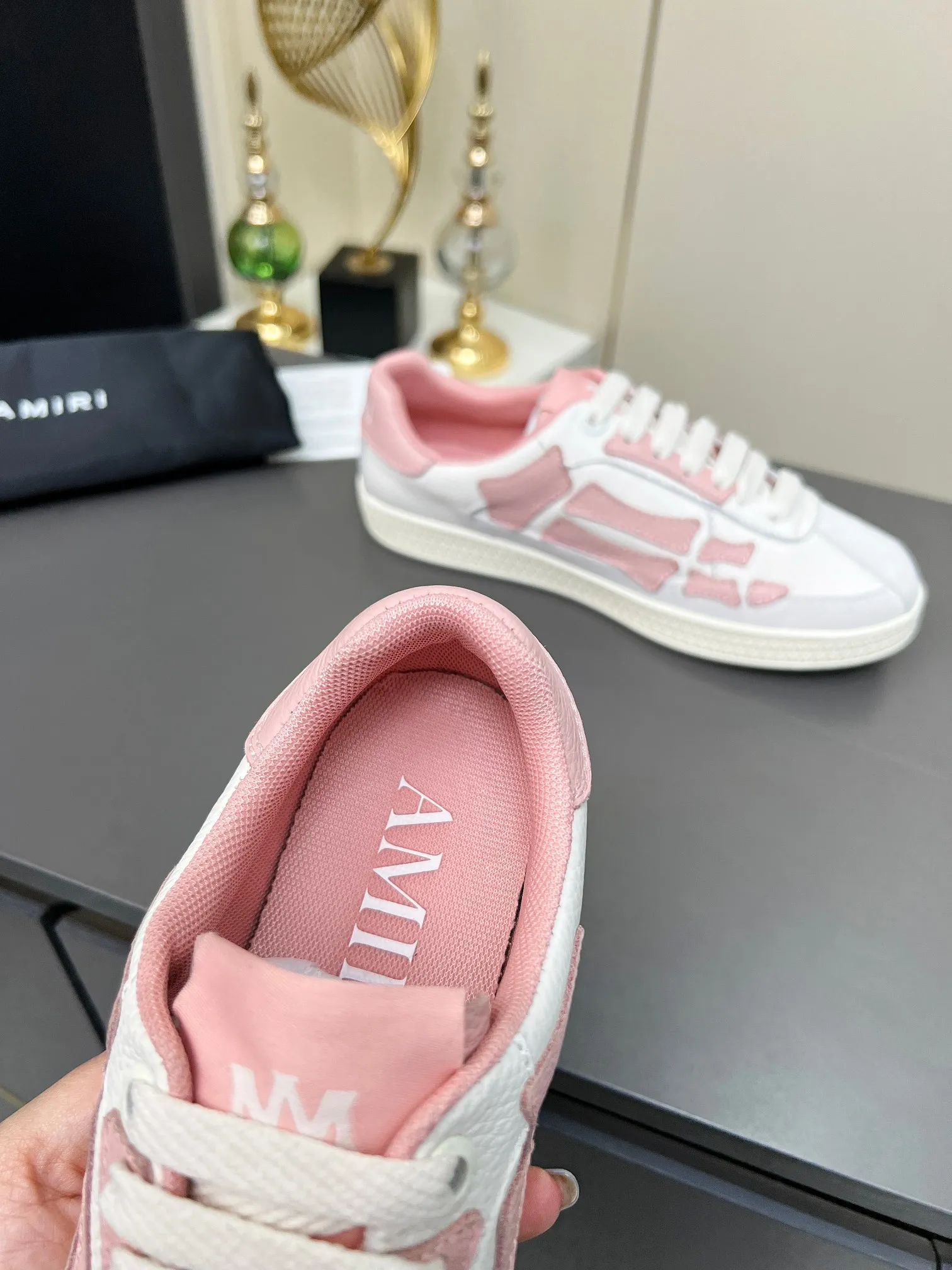 Men's Men's Shoes 💰580 Bone Shoes · AMIRI Skel-Top AMIRI 🔥 launches a new "ThePacific" series of low-top casual sports moral training shoes in the early spring of 2025. This iconic shoe covers men's and women's shoes, drawing inspiration from the brand's classic sports style and elegantly integrating West Coast style. "The Pacific" contrasting five-pointed star series is rooted in Amiri's unique California genes, showing the freedom and leisure atmosphere of the West Coast. This series launches two styles that incorporate the brand's iconic elements: the leather version is made of pure white leather with a same-color sole, and is embellished with star patterns on the side of the shoe, just like the bright starry sky of California. The black and ocean blue colors are shared by men and women, and there is also a red star model exclusive for men and a light pink star model exclusive for women. The suede model is decorated with the brand's classic bone pattern on the side of the shoe. The rubber sole and suede fabric complement each other. The color scheme covers black, chocolate and sand, and is suitable for both men and women. Made of imported cowhide and decorated with bone pieces on the sides of the upper, it is novel and unique and has a good three-dimensional effect! High-density breathable mesh lining + original molded TPU outsole 🙏 Recommended by celebrities, bloggers and internet celebrities, 🚵🏻 an indispensable item for shopping, partying and traveling. One of the most unmissable sneakers in 2025 ✦Color: 10 colors available ✦Size: Women’s size 35--40